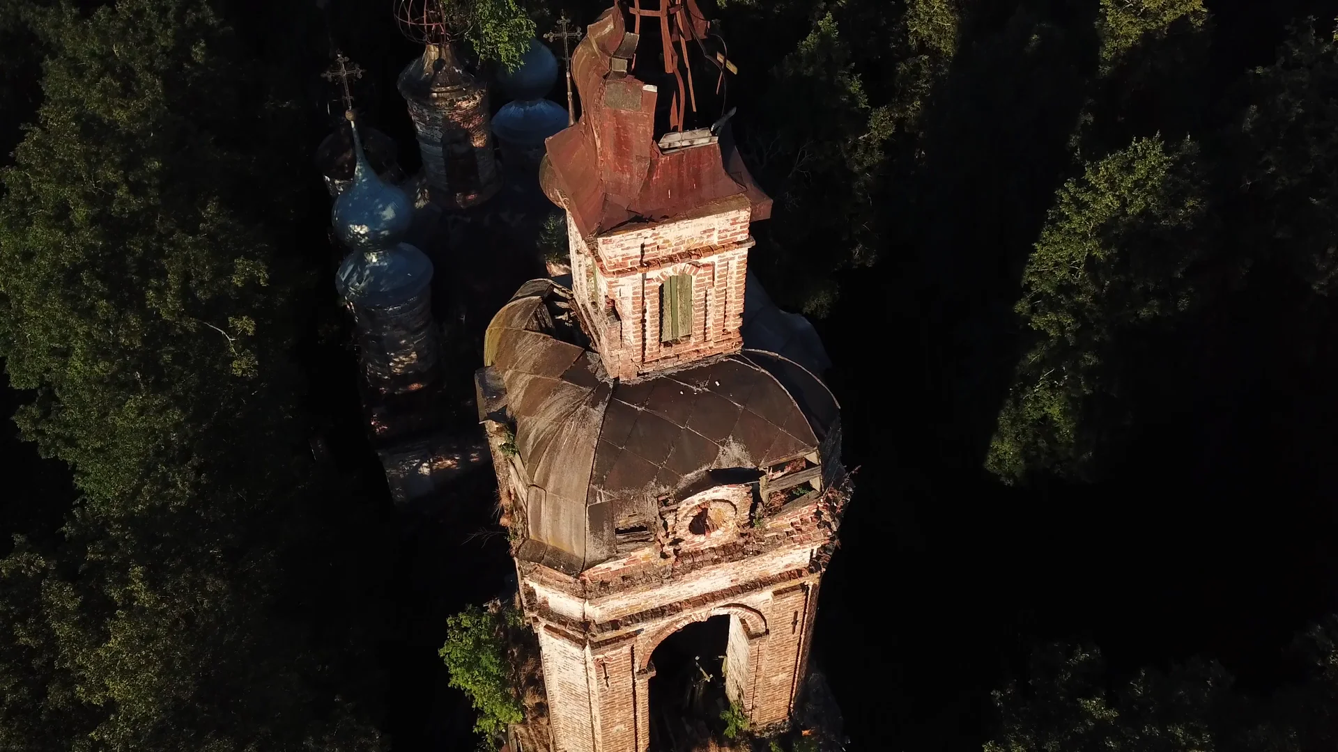 Воскресенский храм среди леса, вид с воздуха
