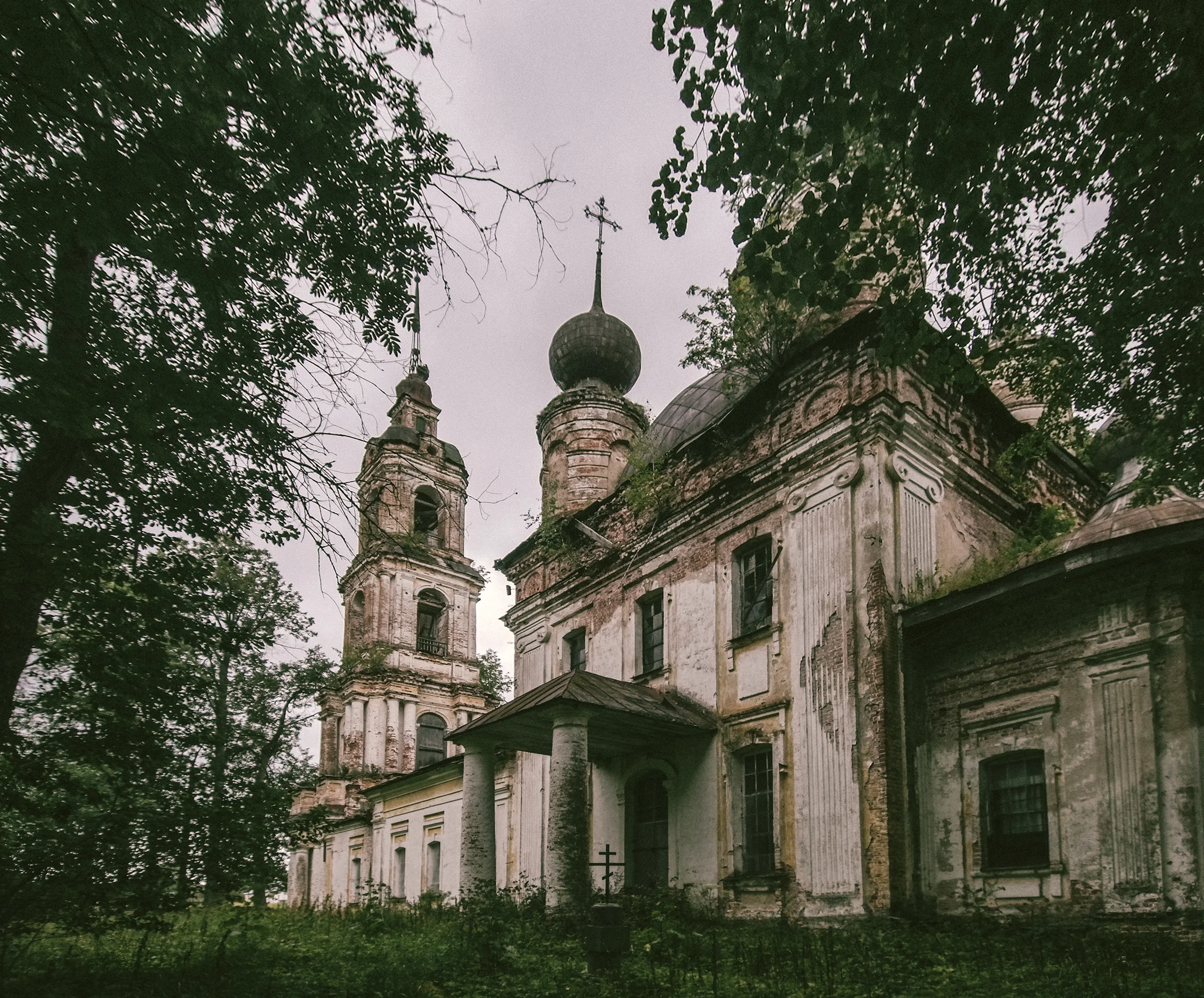 Воскресенский храм до консервации, вид снаружи